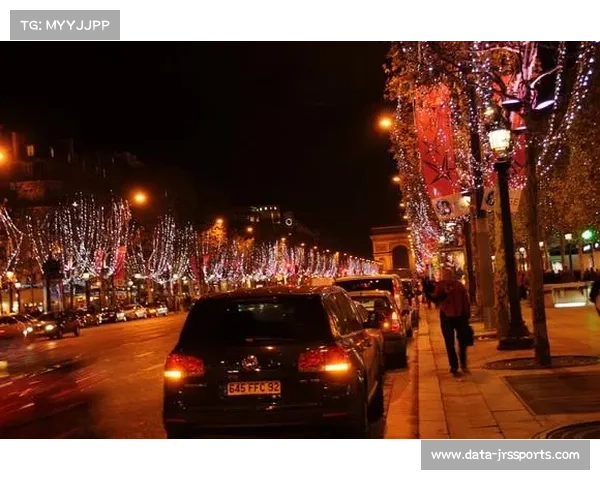 巴黎夺冠后球迷狂欢，香榭丽舍大街交通管制